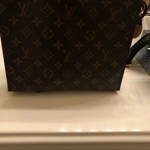 louis vuitton toiletry 26